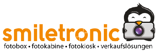 logo_claim_www-1 - Palais Wertheim Wien Smiletonic logo: orange 'smiletonic' text with a penguin holding a camera, plus the German tagline 'fotobox • fotokabine • fotokiosk • verkaufslösungen'